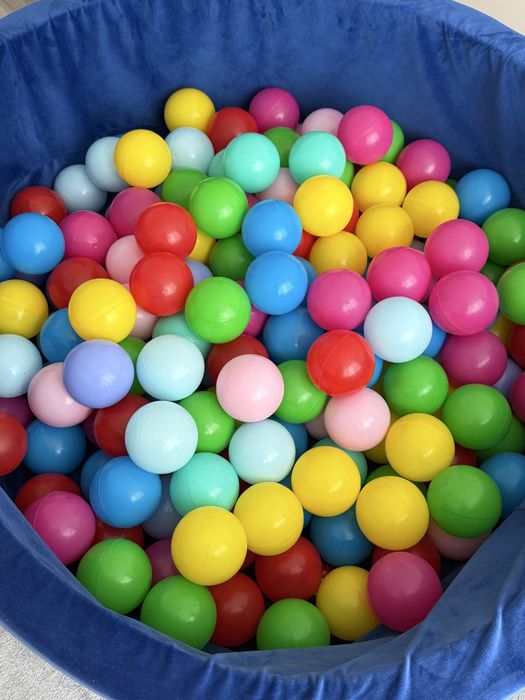 Сухий басейн з кольоровими кульками для дітей