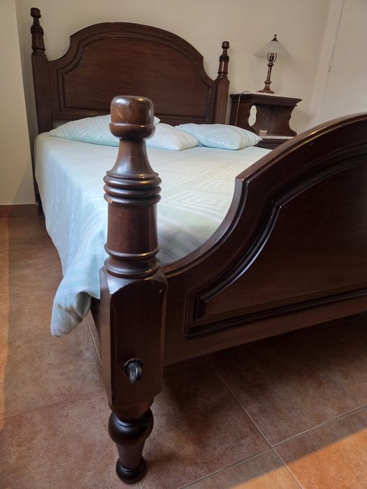 Mobília de Quarto Completa em Madeira Maciça e Mármore Genuíno (Cama, Cómoda, Secretária e 2 Mesas de Cabeceira)