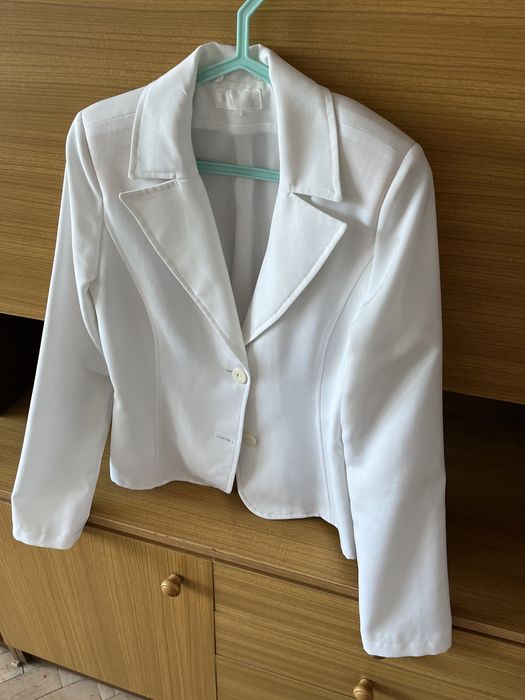 Biała elegancka marynarka damska