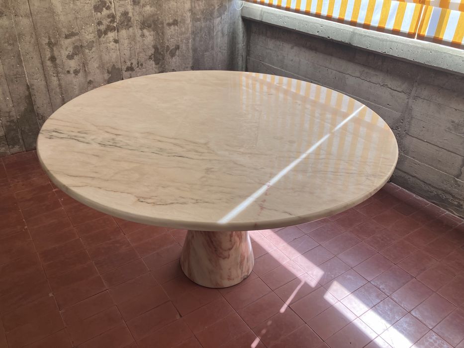 Mesa circular em mármore polido