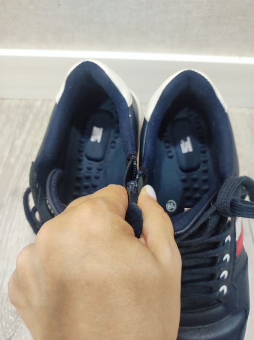 осенние кроссовки Tommy Hilfiger 39 р .
