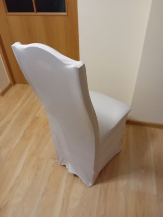 Białe pokrowce bankietowe ślubne
