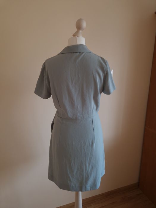 Elegancka kopertowa sukienka podkreślająca talię Mango roz. M