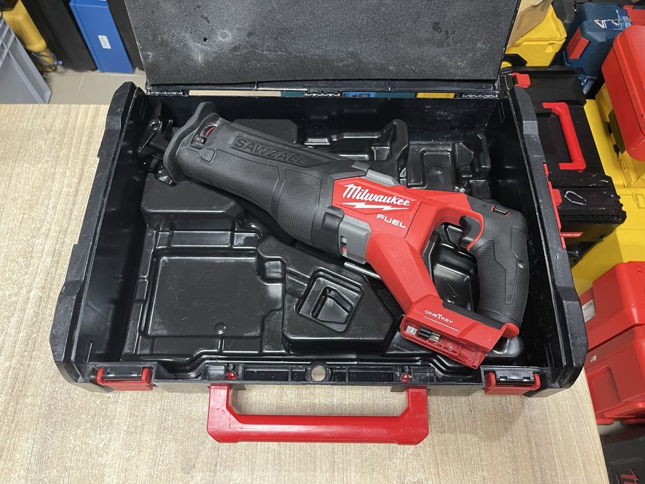Milwaukee M18 ONEFSZ / безщіткова шабельна пила Мілвокі