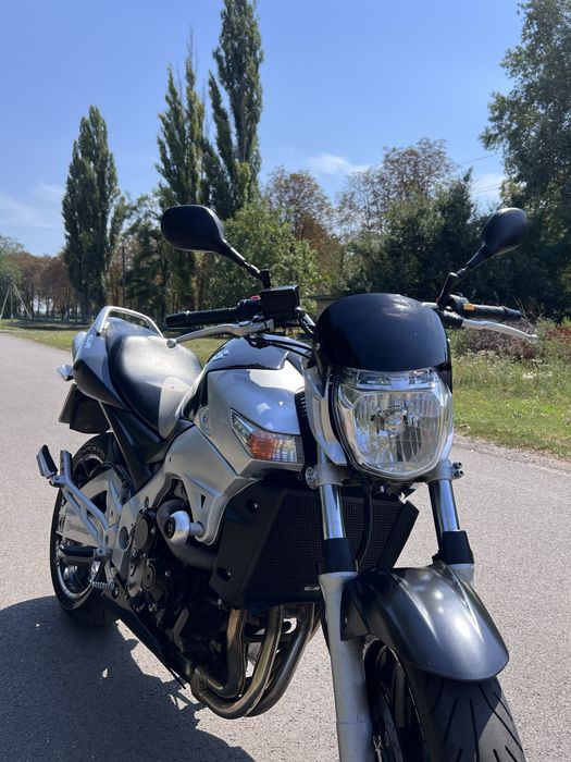 Suzuki gsr 400.