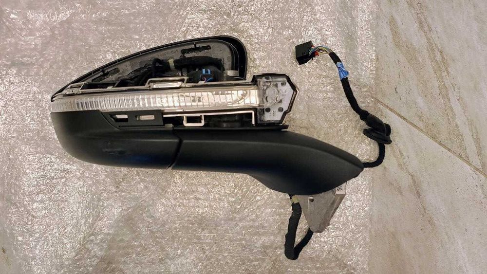 Корпус дзеркала правого на Volkswagen Tiguan