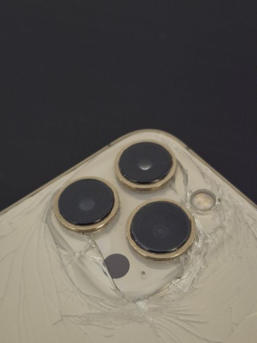 Mocno uszkodzony iphone 13 pro