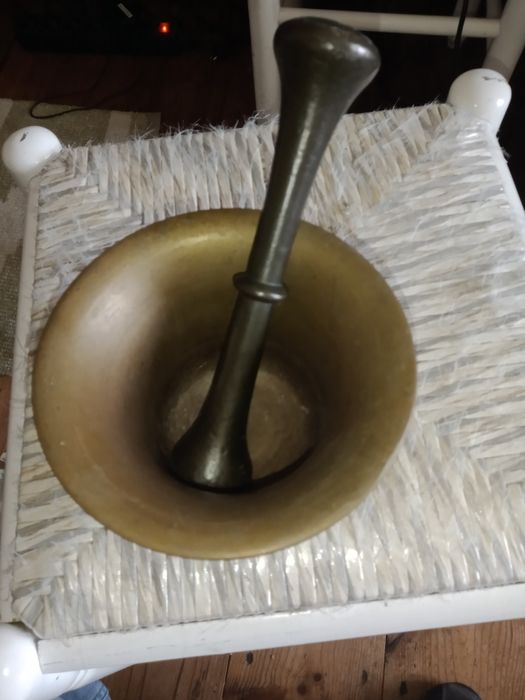 Terço muito antigo e possivelmente prata, almofariz em bronze, antigo.