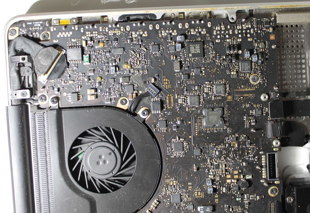 Apple MacBook Pro a1297 Core i7 2.3 4GB RAM Radeon 6750M 17" FullHD