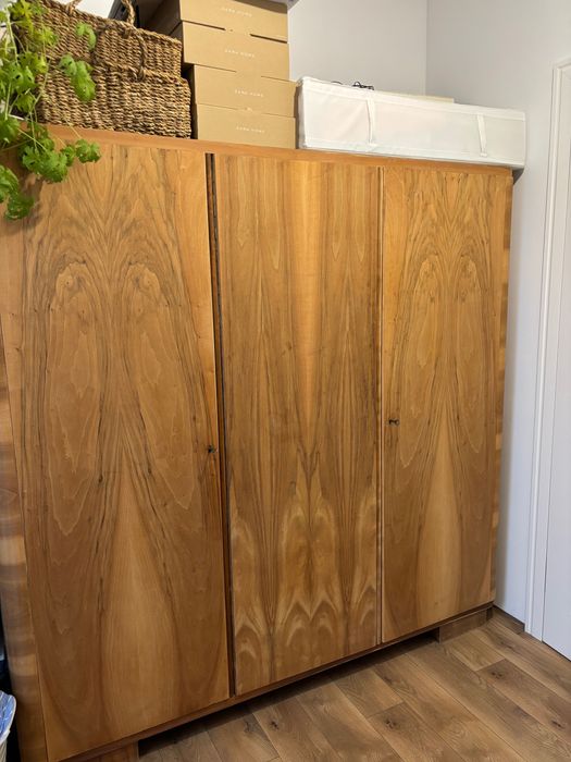 Drewniana szafa oczyszczona