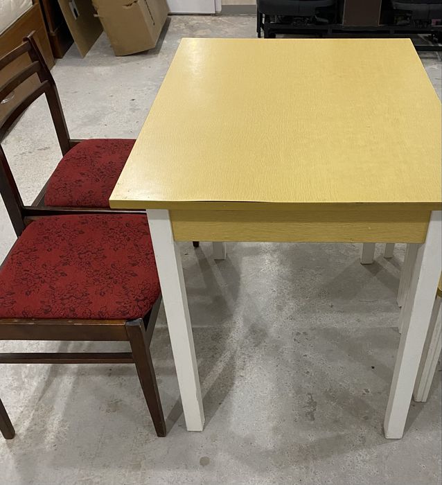 Стіл кухонний два стільця