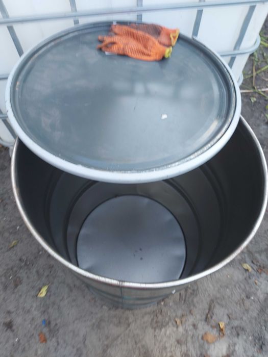 Продам бочку пластиковую б/у