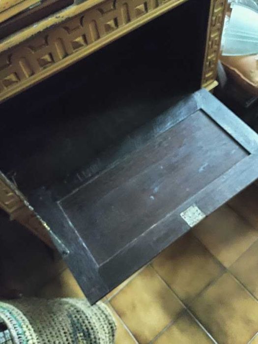 Móvel dourado de estilo clássico