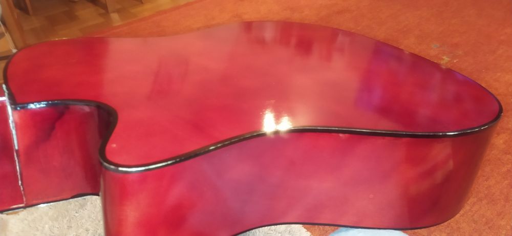 Gitara akustyczna w dobrym stanie