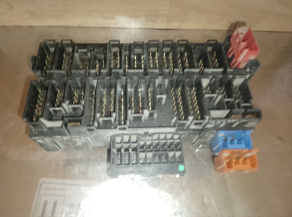 VW T4 2,5 TDI Skrzynka bezpieczników z przekaźnikami komplet