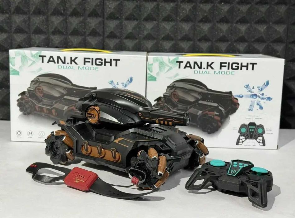 Радиоуправляемый танк-игрушка с тремя осями  стреляющий орбизами