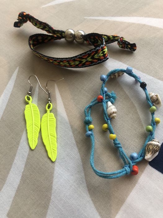 2 pulseiras e 1 par de brincos