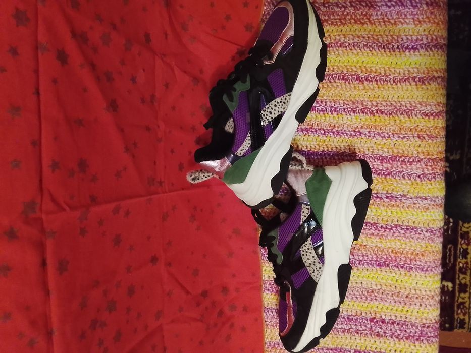 Продам жіночі кросівки в хорошому стані,на флісі