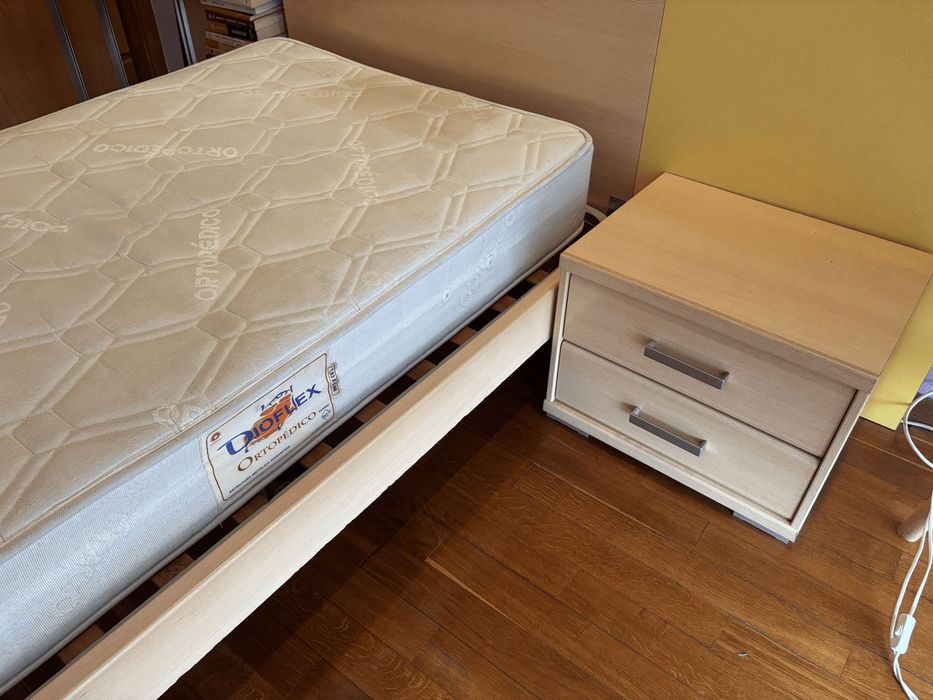 Cama de Solteiro 100x200 com colchão + mesinha de cabeceira