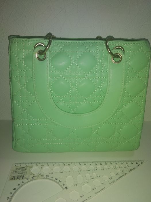 Сумка в стиле Диор.