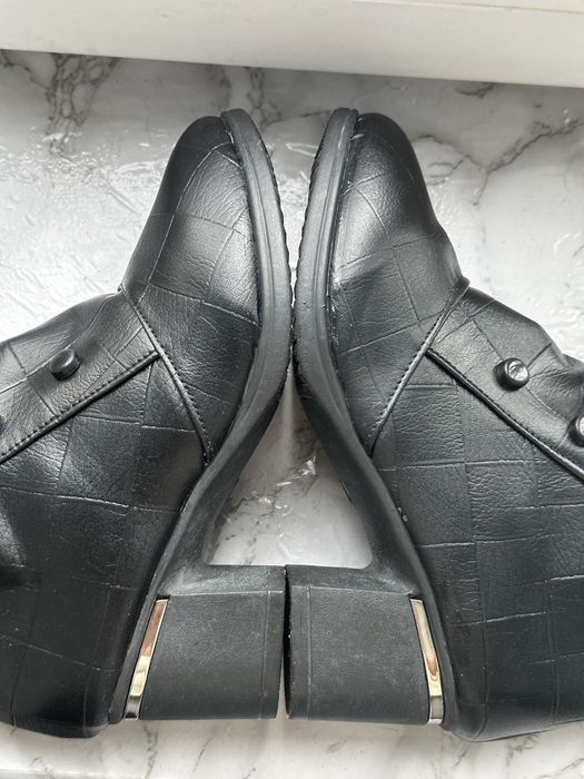 Черные ботинки на каблуке