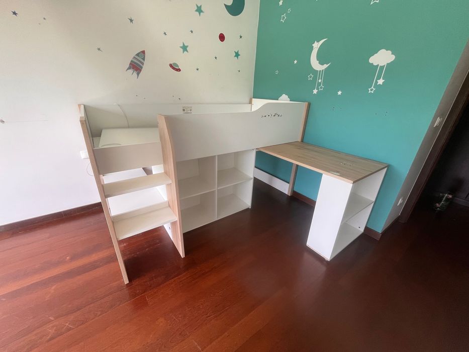 Cama alta com arrumos e secretária