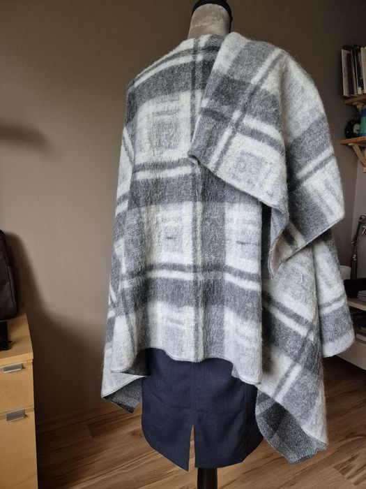 Wełniane włoskie poncho