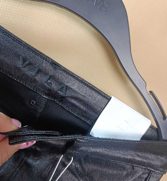 Vila spodnie damskie czarne ekoskóra nowe legginsy woskowane M