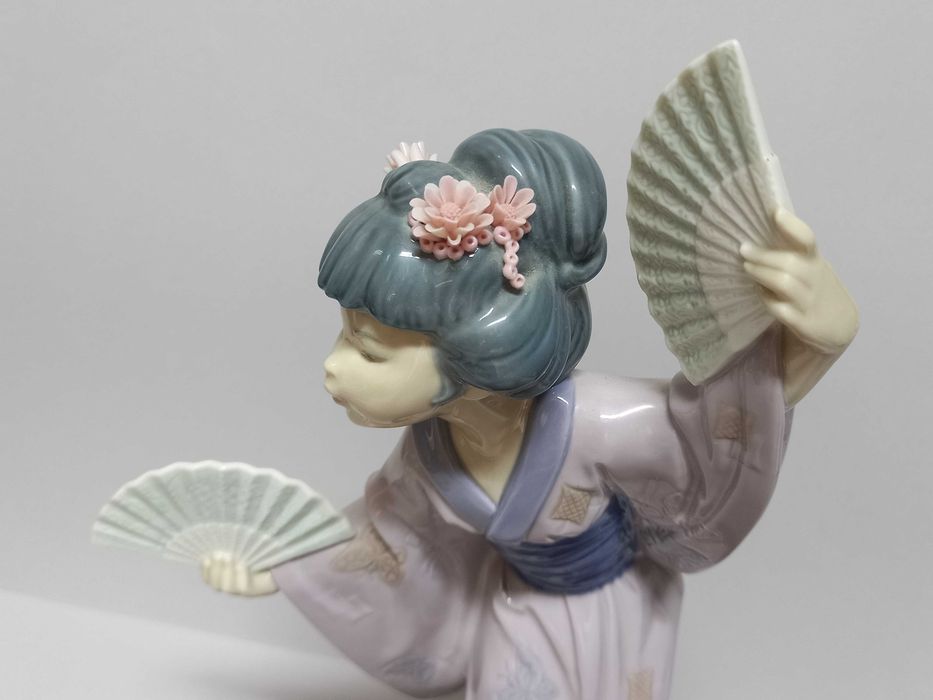 Figurka Lladro, geischa z wachlarzami Madame Butterfly, proj. S. Debon