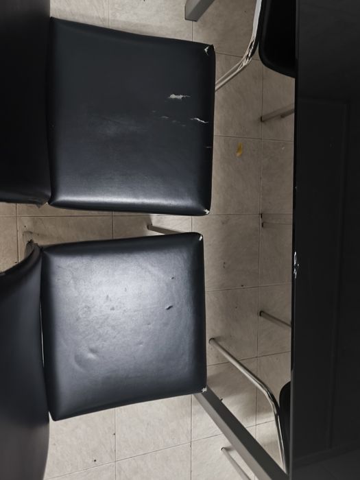 Conjunto de mesa de jantar extensível com 6 cadeiras, em preto.