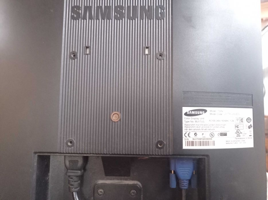 Монитор 17" Samsung 720N с кабелем VGA