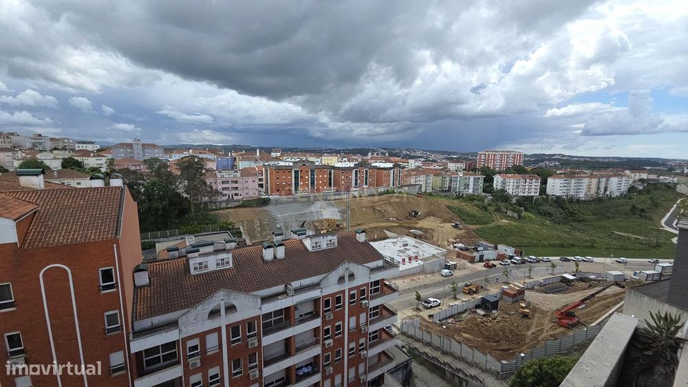 Arrendamento T3 com sótão, garagem e arrumo - Rua Padre Manuel da Nóbr