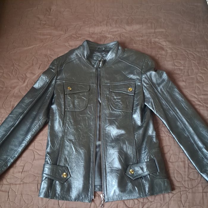 Жіноча шкіряна куртка.