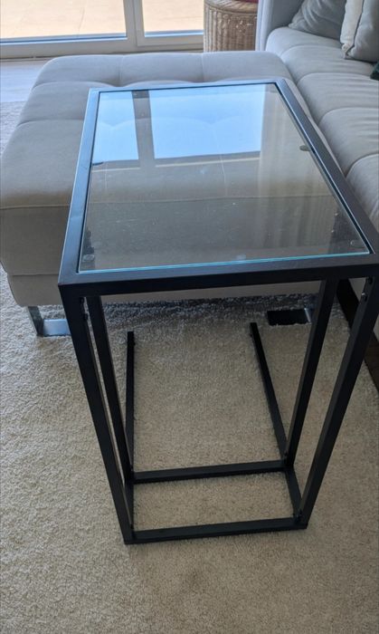 Mesa de apoio em ferro preto e vidro.

Medidas nas fotos