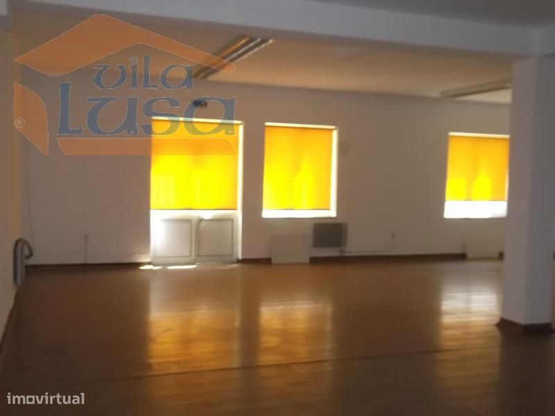 Loja em rés-do-chão com 170m2 no centro de Abraveses.Para visitar o...