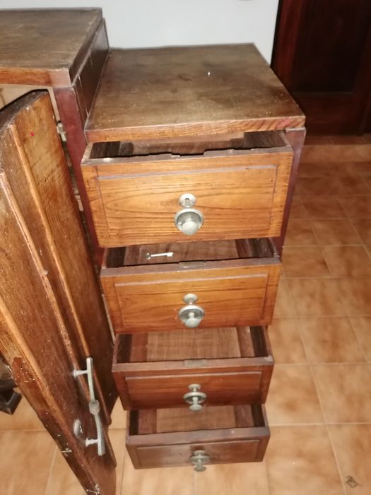 Móvel antigo com 2 portas e 4 gavetas