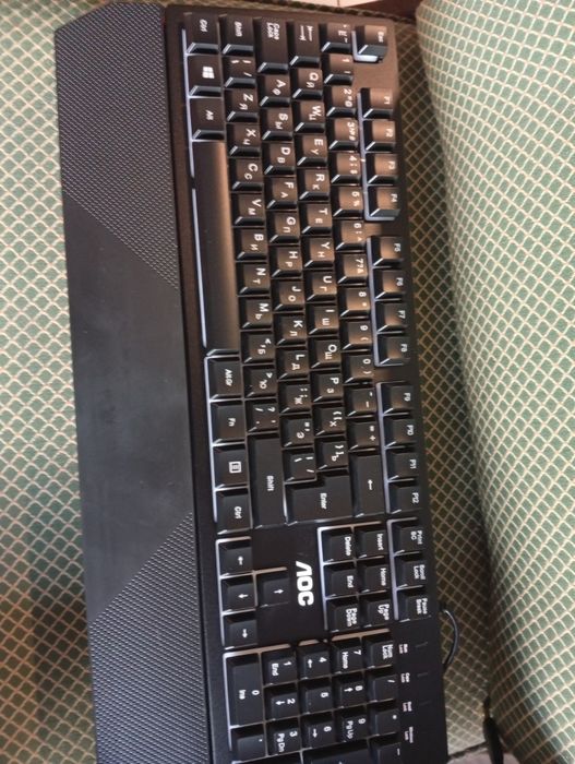 klawiatura gamingowa AOC GK200 z tęczowym podświetleniem
