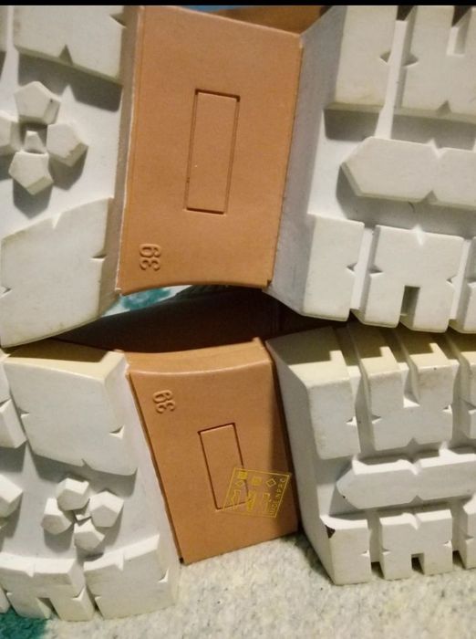 Botas novas nunca usadas tenho dois pares  n39 e número  40