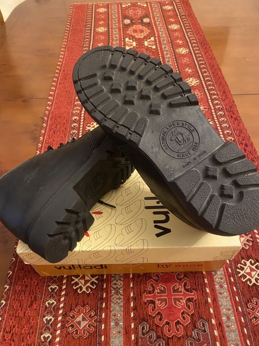 Botas de jovem em couro.