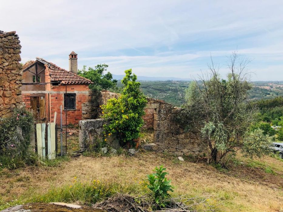 Casa com 55m2 + pátio com 24m2