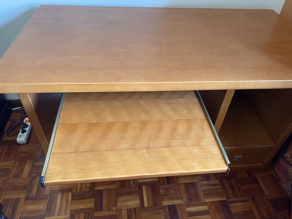 Secretaria em Madeira de Cerejeira