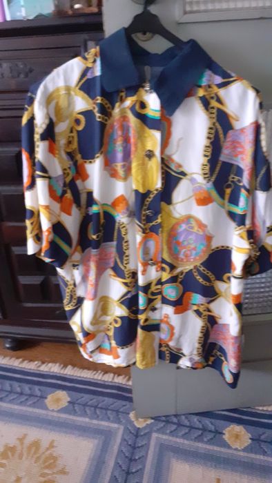 Blusa estampada de seda em tons de azul e laranja com gola azul e botõ