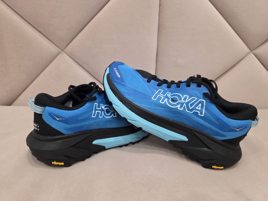 Кросівки Hoka, Asics, Brooks, Swiss engineering on, Lowa, Mizuno.