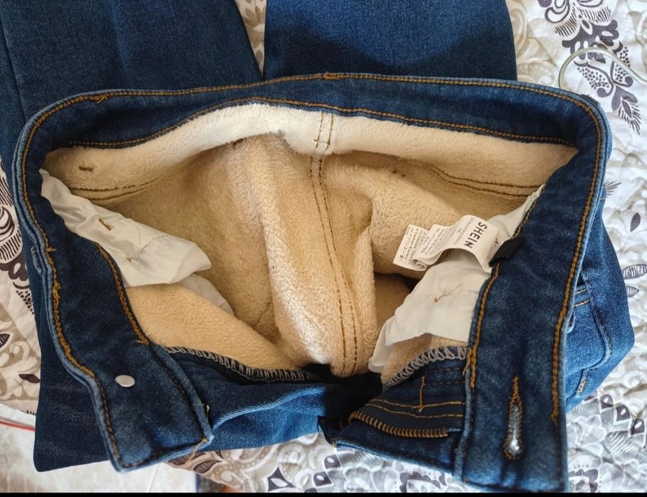 Calça de ganga com pêlo