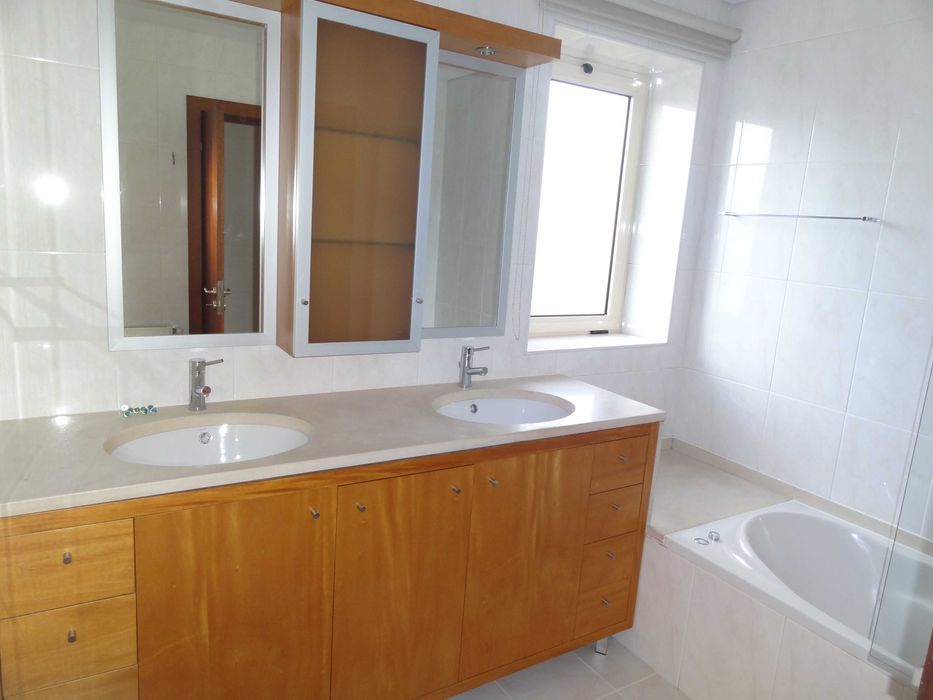 Quarto para arrendar a 5min da U.M Guimarães