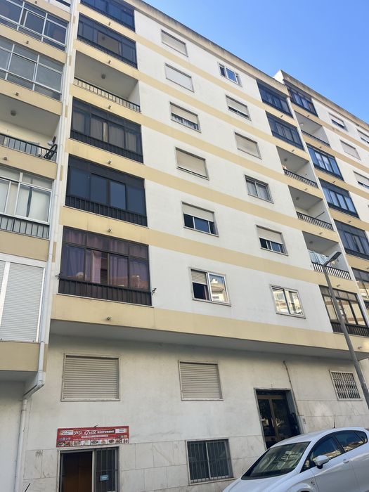 Quarto para arrendar em Belas