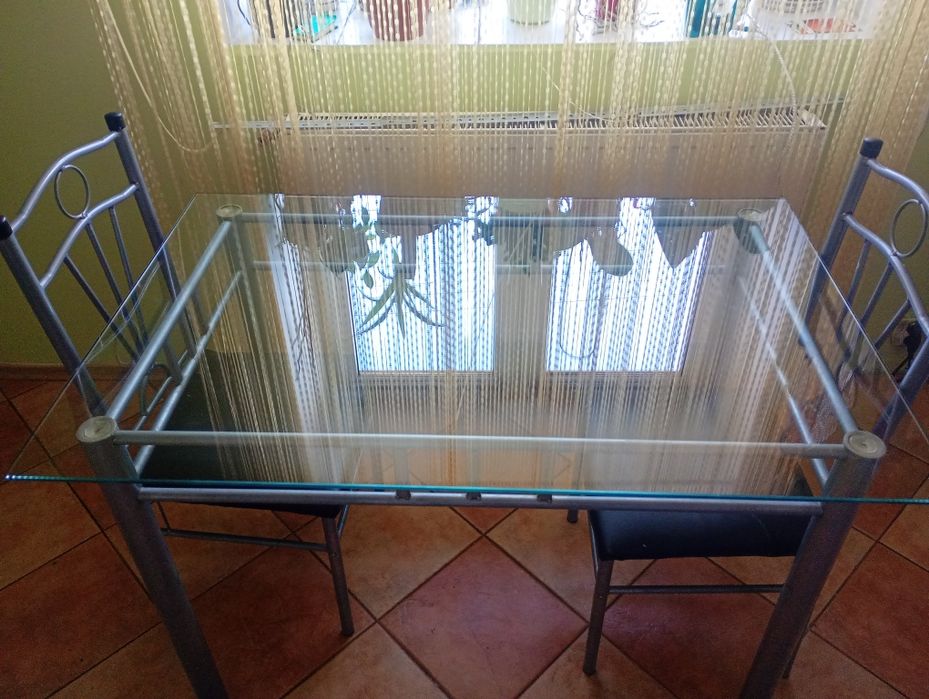 Stół szklany z krzesłami