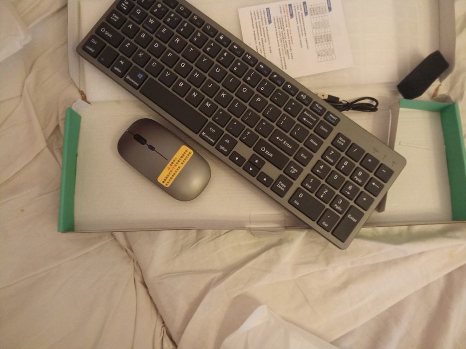 Mini PC lenovo + rato e teclado sem fios + monitor