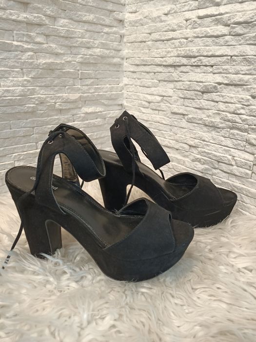 Sandały na obcasie roz40