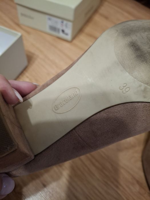 Buty damskie zamszowe beżowe roz. 39 jak nowe